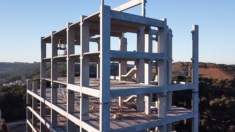 Lajes Alveolares e Estruturas Mistas: A engenharia por trás dos edifícios verticais pré-fabricados